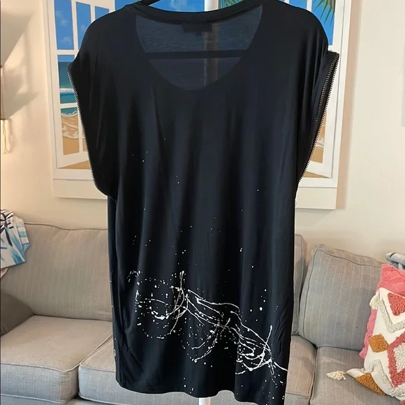 POL Black Graphic Cap Sleeve Top with Zipper Hem NWOT - Picture 4 of 4